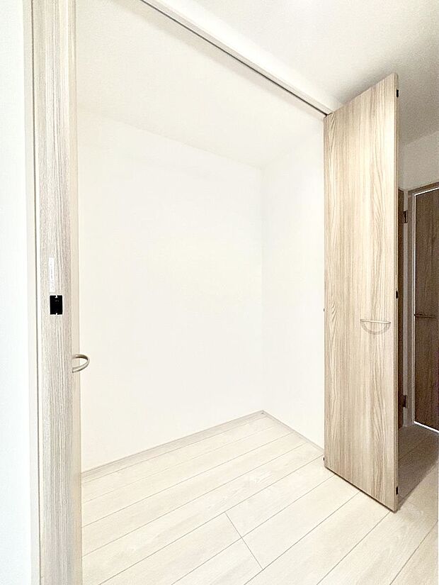 ◆1号棟◆廊下収納。掃除道具や季節の小物を収納することができます。