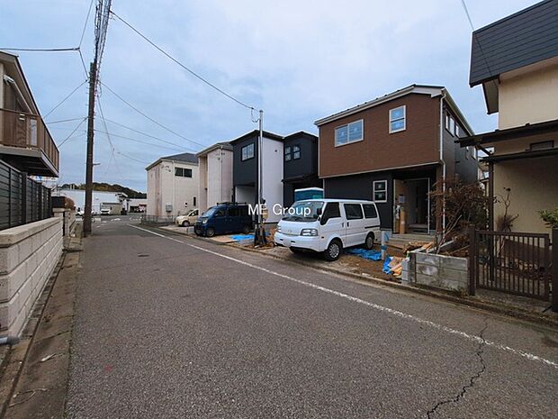 ~Exterior~ 前面道路:北 5.5m 公道 前面道路は閑静な住宅地をはしる車通りの少ない道路。駐車の出し入れもらくらくです!ご不明点・現地見学のご希望は、お気軽にお問い合わせください!