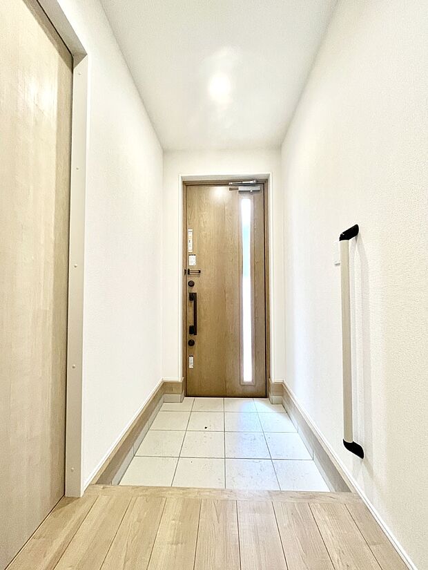 〜Entrance〜　玄関は家の顔といわれますが我が家のセンスをさりげなく感じさせる魅力ある玄関造りも楽しみの一つ。帰宅する度に家族がほっとできる心地よい空間造りも大切ですね♪