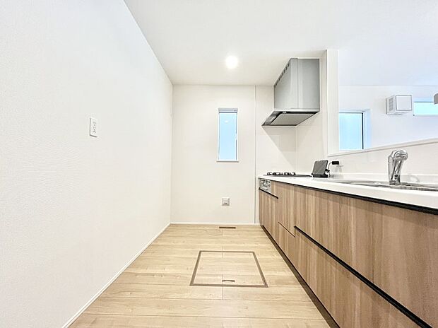 〜Kitchen〜　自然光が入る窓のあるキッチン☆毎日使う場所だからこそ、使い勝手を考慮しました。ゆったりとしたキッチンコーナーは質感豊かな仕上がりとなっております。