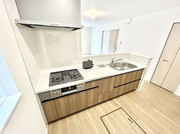 〜Kitchen〜  リビングが見渡せるカウンターキッチン。  料理をしながら家族とコミュニケーションをとれるだけでなく、大きな開放感も得ることができます。  お子様の成長も感じることができますね！