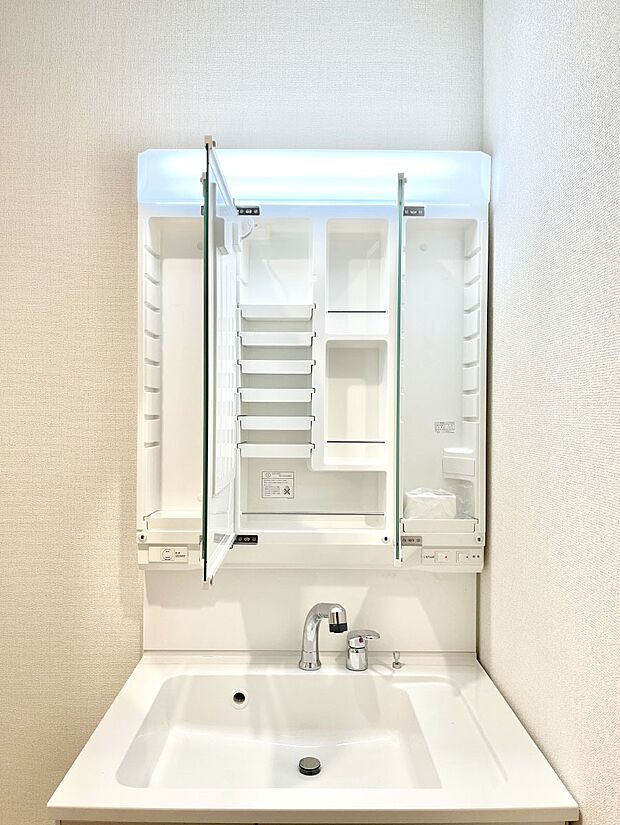 三面鏡の裏に、化粧品や衛生用品などを収納可能。洗面台をすっきりと保ちます！