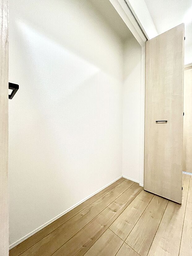 廊下収納。掃除道具や季節の小物を収納することができます。