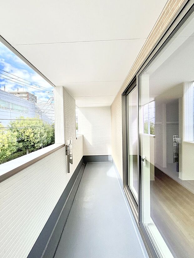 〜Balcony〜  バルコニーは温かい陽がさしこみ、お布団や洗濯物を気持ちよく干すことができます。  使いやすく開放的なバルコニーです♪陽ざしがたっぷり降り注ぐ、バルコニー付き住まい。  