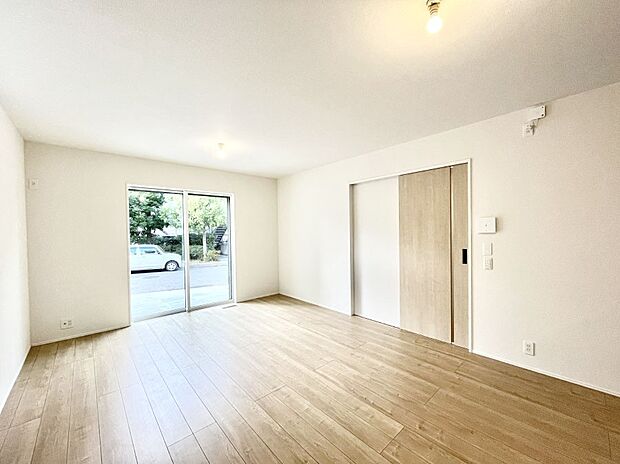 〜Living〜　家族の食事や団らんのほか、子どもを遊ばせたり、友人を招いたりするLDKは住まいの中心。長時間過ごす場所だから、その空間は住まい全体の居心地を左右します。