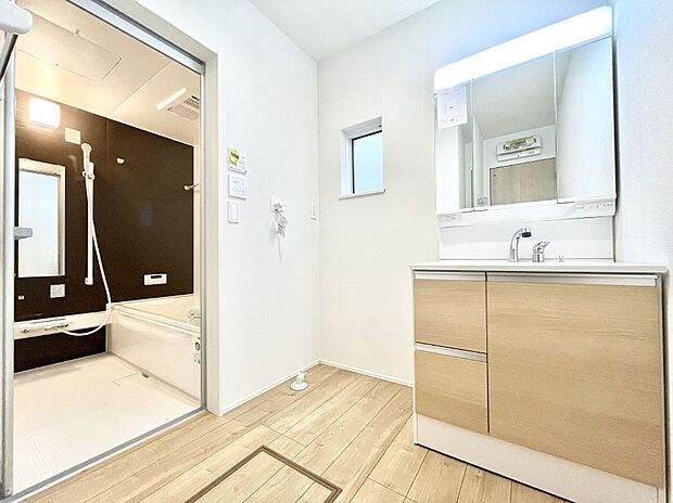 〜Dressing Room〜　暗くなりがちな洗面所も窓があると採光と換気が可能なので気持ちよくお使い頂けます。三面鏡タイプの洗面台は鏡裏収納で散らかりがちな洗面所もスッキリ♪