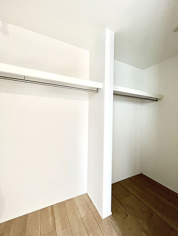 〜Walk-in Closet〜　必要なものやコーディネートを一覧して確認でき、身支度や準備が短時間で済むウォークインクローゼットを設置しました。家の中をすっきりとさせる便利な収納スペースです。