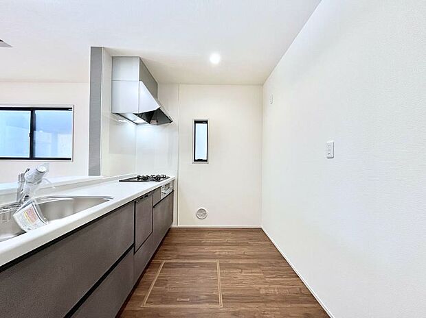 爽やかな風が通り抜けるキッチン。窓があるので明るく換気にも役立ちます。