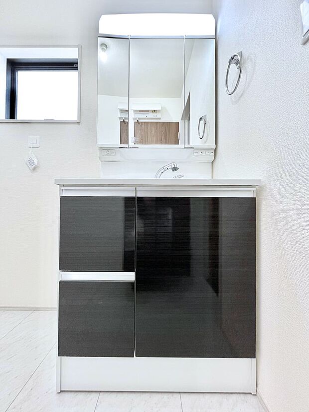 大きく見やすい三面鏡で清潔感ある洗面台は、身だしなみチェックや肌のお手入れにおすすめです。