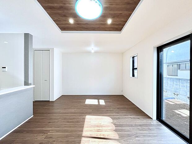 「ただいま」「おかえり」家族とのコミュニケーションが深まるリビングイン階段があります。