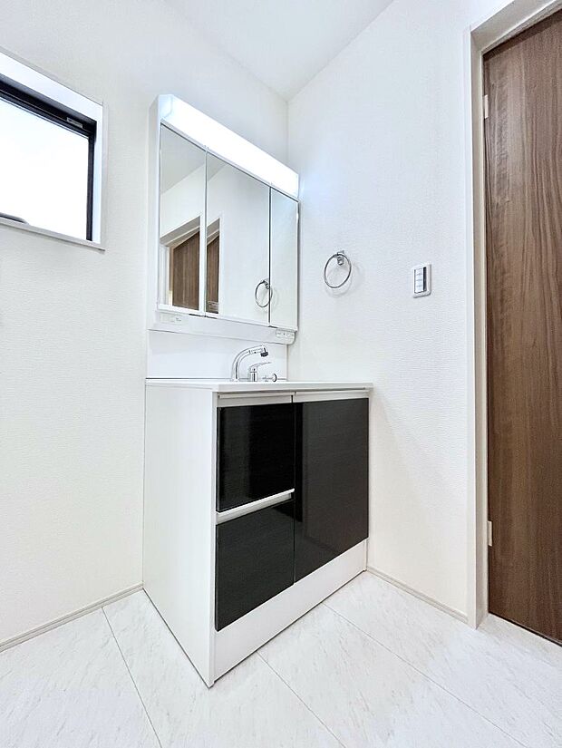 清潔感のある快適空間です。毎日の身支度も気持ち良くお使い頂けます。