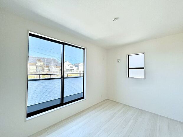 明るいバルコニーサイドに洋室を設置。目覚めの良い寝室に。