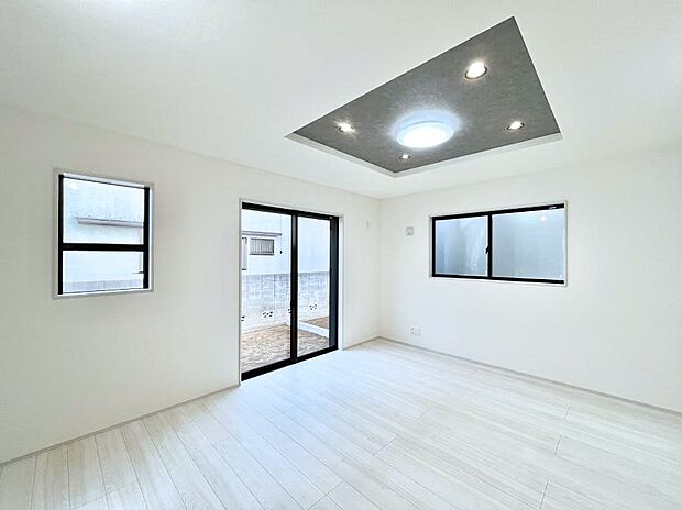 家族の笑顔が自然と生まれてくる、そんな雰囲気のダイニングに仕上がっています。