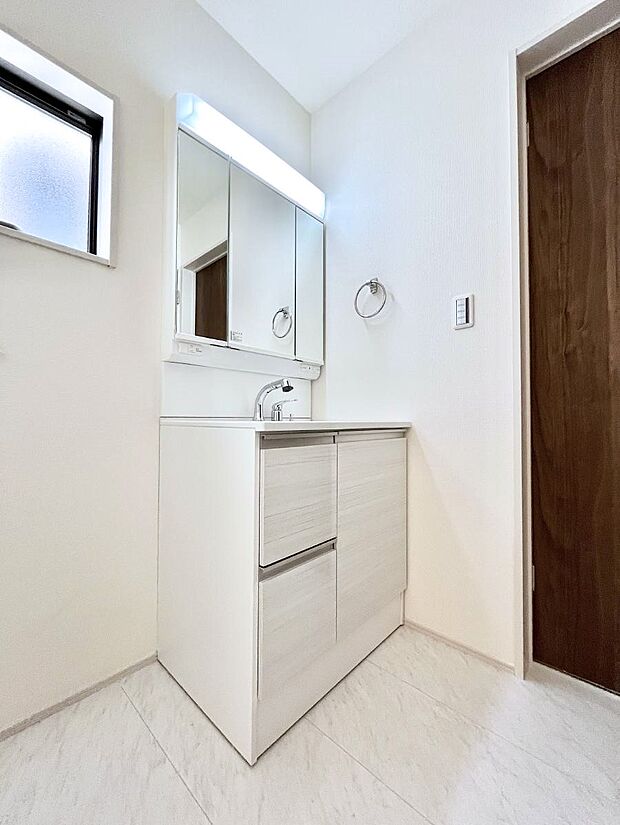 清潔感ある洗面化粧室で朝の身支度も快適