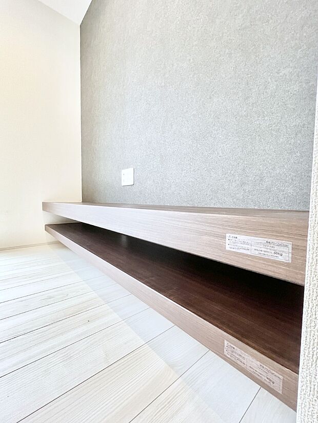 インテリアを彩る、洗練されたデザインのテレビボード。