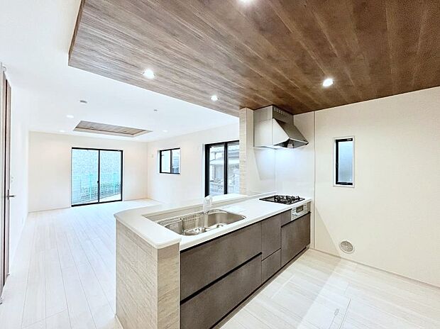 リビングで遊ぶお子様を見守りながらお料理ができる対面キッチン。  