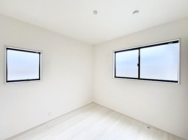 窓からのやさしい光が心地よいプライベートルーム