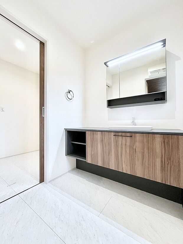 大きく見やすい清潔感ある洗面台は、身だしなみチェックや肌のお手入れにおすすめです。