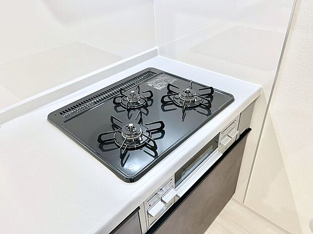 ガスコンロはＳｉセンサー搭載。火力調節や焦げ付き・消し忘れも防いでくれます。