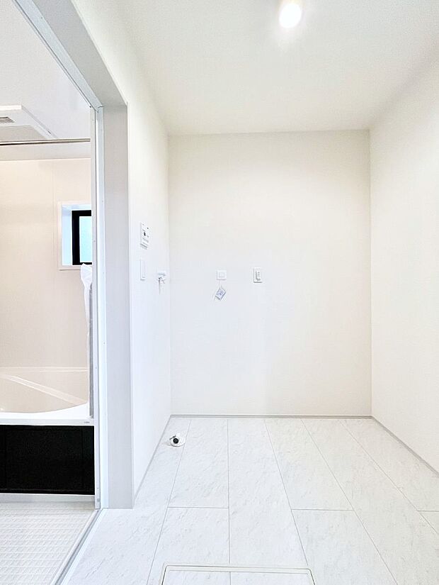 ゆとりの洗面スペースで朝の身支度もラクラク  