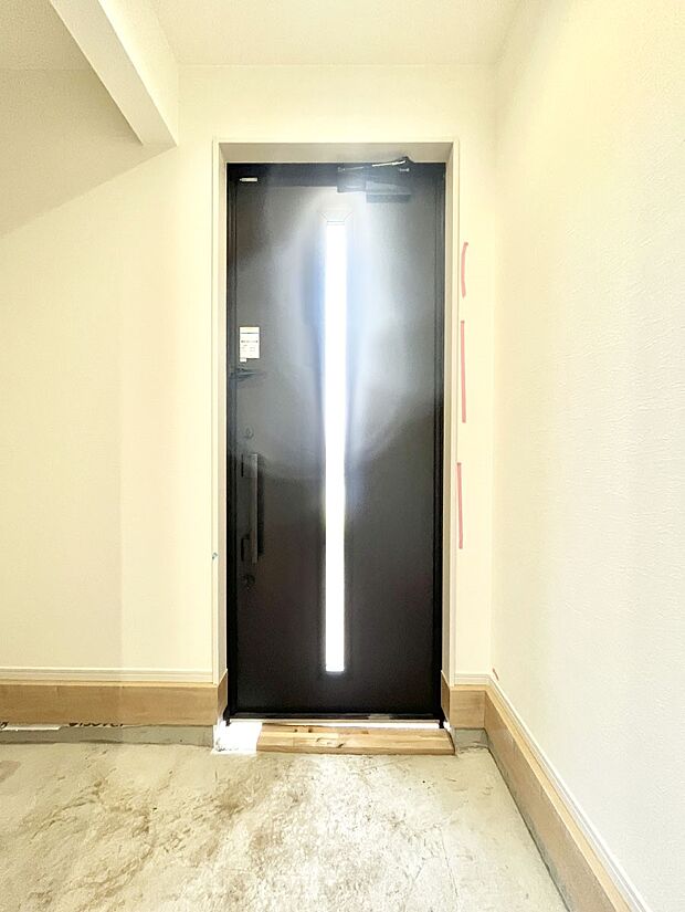 〜Entrance〜　玄関は家の顔といわれますが我が家のセンスをさりげなく感じさせる魅力ある玄関造りも楽しみの一つ。帰宅する度に家族がほっとできる心地よい空間造りも大切ですね♪