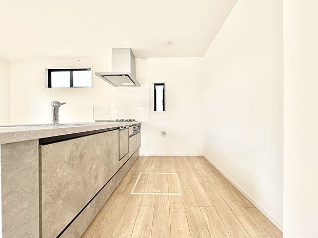 ~Kitchen~ 「さぁ今日は何を作ろう」こんなキッチンなら思いっきり料理ができちゃいます。キッチンからはリビングが一望できます。家族がつながるお家がここにございます。