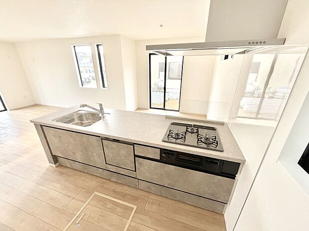 ~Kitchen~ 会話が弾むリビング、料理が愉しくなるキッチン。家は、ただ生活する場ではなく、暮らしを愉しく、快適にする場所。笑顔の毎日、安らぎの日々のために、最新の設備・仕様を採用。