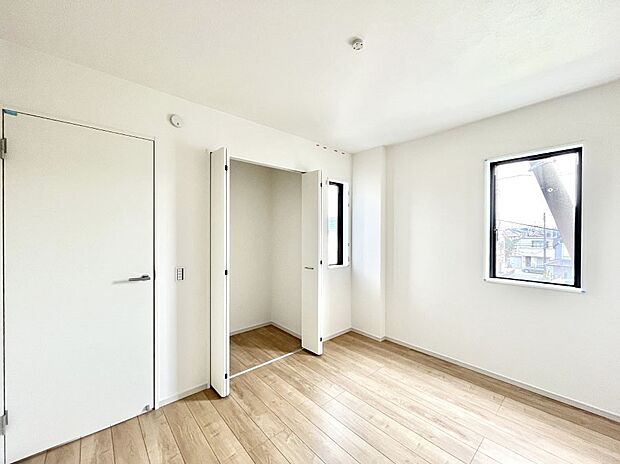 〜Bed Room〜　「今日も一日お疲れ様」とご夫婦でゆったりくつろげる寝室。毎日の家事やお仕事に疲れた日はフカフカのベットで癒されてください。テレビや本棚をおいても快適な広さが自慢♪