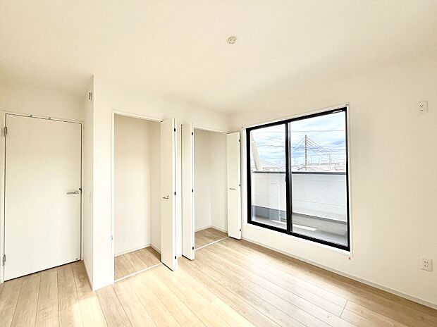 ~Bed Room~ 部屋数が多いのが戸建てのメリットです。ご家族が増えたことで手狭に感じていた住まいも戸建てでは各居室プライバシーを保つことができます。住まいにゆとりが生まれ心もリラックスできます♪