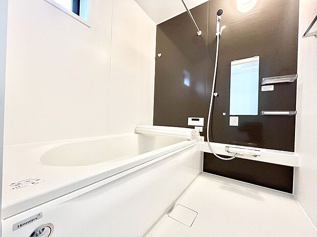 ~Bath Room~ ゆったりと足を伸ばして入浴することが可能!一日の疲れを癒す貴重なバスタイムです。お子様とご一緒でも十分な広さなので、リビングとは違った家族団欒のひと時をお楽しみいただけます。