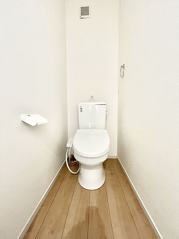 ~Toilet~ 綺麗・スッキリ・快適なウォシュレット付トイレでくつろげる空間です。トイレは毎日使わざるを得ないもの。いつも清潔を保ちたいですね。トイレが2ヶ所あるので朝の混雑時に便利です!