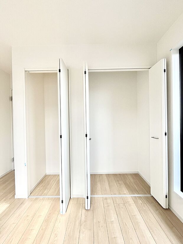 ~Closet~ 壁面クローゼットがあればタンスを置く必要がなく、出っ張りのないスッキリ空間を維持できます。限られたスペースを有効に活用できそう。季節の衣類や趣味の品などたっぷり収納出来ますね♪