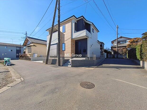 ~Exterior~ 前面道路は閑静な住宅地をはしる車通りの少ない道路。駐車の出し入れもらくらくです!ご不明点・現地見学のご希望は、お気軽にお問い合わせください!