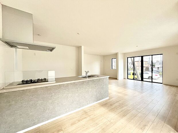 ~Living~ 飽きの来ないシンプルでおしゃれなLDK。大きな窓から日差しが差し込むので室内も明るく、家族の憩いの場としてピッタリです。開放感と日当たりの良さを是非ご覧ください!