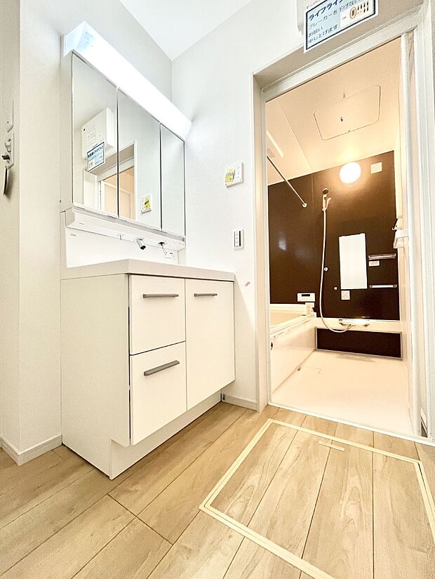~Dressing Room~ 清潔感溢れる色合いで統一されていると、スッキリと整った印象をうけます。 鏡の裏にはたっぷりと収納スペースを標準装備! 水廻りは、シンプルかつ機能性を重視して。