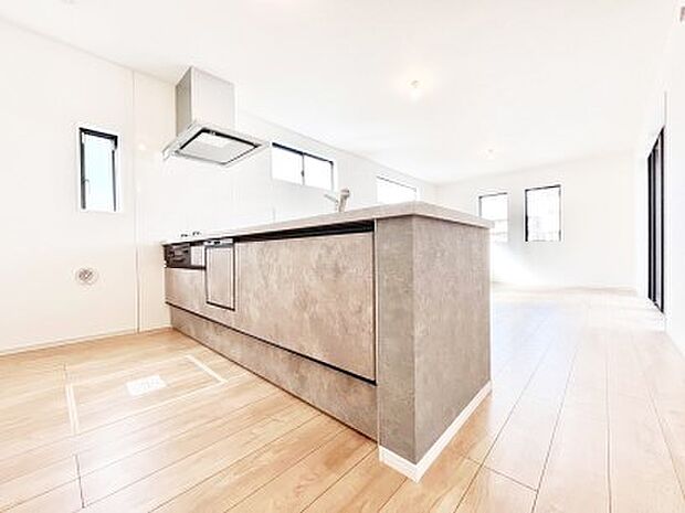 ~Kitchen~ 自然光が入る窓のあるキッチン☆毎日使う場所だからこそ、使い勝手を考慮しました。ゆったりとしたキッチンコーナーは質感豊かな仕上がりとなっております。