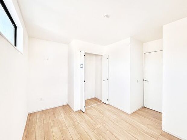 ~Bed Room~ 部屋数が多いのが戸建てのメリットです。ご家族が増えたことで手狭に感じていた住まいも戸建てでは各居室プライバシーを保つことができます。住まいにゆとりが生まれ心もリラックスできます♪