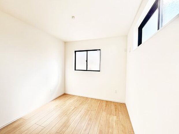 ~Bed Room~ 子供部屋はお子様にとって大変重な役割があります。子供一人で過ごす空間を与えることで、宿題や勉強時間も自然と増えまた自ら部屋の片付けや掃除なども促すことに繋がります。