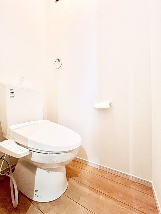 ~Toilet~ 綺麗・スッキリ・快適なウォシュレット付トイレでくつろげる空間です。トイレは毎日使わざるを得ないもの。いつも清潔を保ちたいですね。トイレが2ヶ所あるので朝の混雑時に便利です!