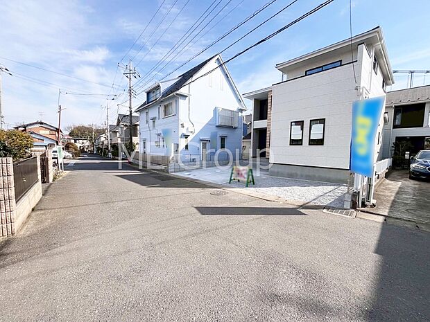 ~Exterior~ 前面道路:北西 6.01m 公道 前面道路は閑静な住宅地をはしる車通りの少ない道路。駐車の出し入れもらくらくです!ご不明点・現地見学のご希望は、お気軽にお問い合わせください!