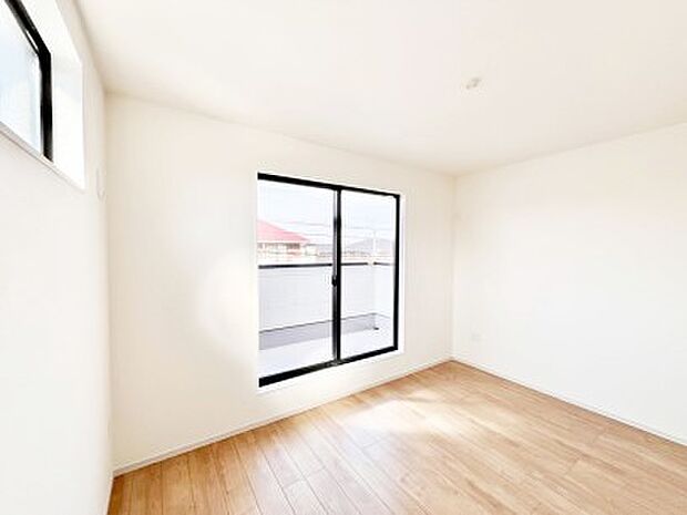 ~Bed Room~ バルコニーからの採光で朝もスッキリ目が覚めそうですね!穏やかな光が差し込む室内には、穏やかな時間が流れます。休日には、落ち着いた空間で自分の趣味を楽しむのはいかがですか。