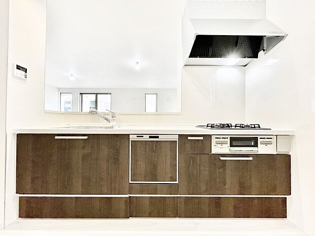 ~Kitchen~ 会話が弾むリビング、料理が愉しくなるキッチン。家は、ただ生活する場ではなく、暮らしを愉しく、快適にする場所。笑顔の毎日、安らぎの日々のために、最新の設備・仕様を採用。