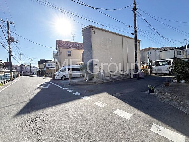 〜Exterior〜　前面道路は閑静な住宅地をはしる車通りの少ない道路。駐車の出し入れもらくらくです！ご不明点・現地見学のご希望は、お気軽にお問い合わせください！  