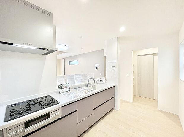 〜Kitchen〜リビングが見渡せるカウンターキッチン。料理をしながら家族とコミュニケーションをとれるだけでなく、大きな開放感も得ることができます。  お子様の成長も感じることができますね！