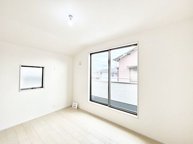 〜Bed Room〜　2面採光を確保した明るい室内は、風通しも良く、大変居心地の良い空間となっております。爽やかな風を感じて起きる朝は、快適生活の始まりに！日当たりや通風がとても良い住まい♪