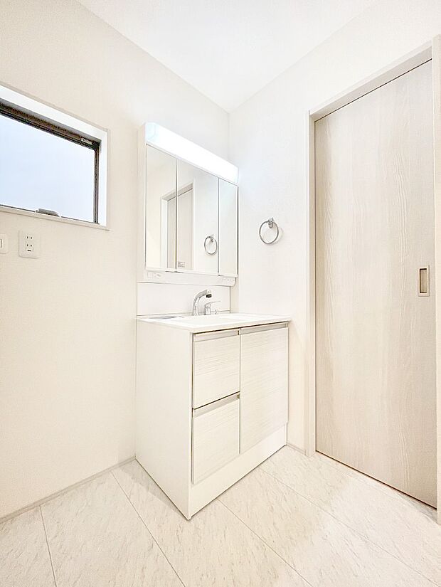 〜Dressing Room〜清潔感溢れる色合いで統一されていると、スッキリと整った印象をうけます。鏡の裏にはたっぷりと収納スペースを標準装備！水廻りは、シンプルかつ機能性を重視して。