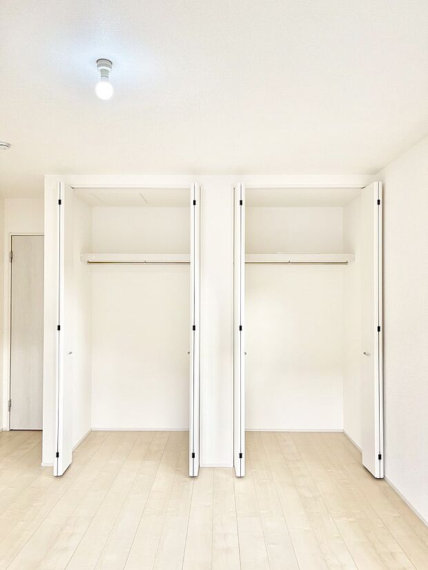 〜Closet〜　壁面クローゼットがあればタンスを置く必要がなく、出っ張りのないスッキリ空間を維持できます。限られたスペースを有効に活用できそう。季節の衣類や趣味の品などたっぷり収納出来ますね♪