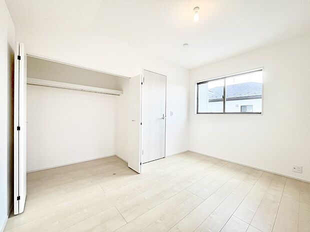 〜Bed Room〜　木の温もりがやさしいフローリングは安らぎをもたらすプライベート空間。明るめのフローリングですので、壁紙ともマッチし、お部屋を更に広く見せてくれる効果も。