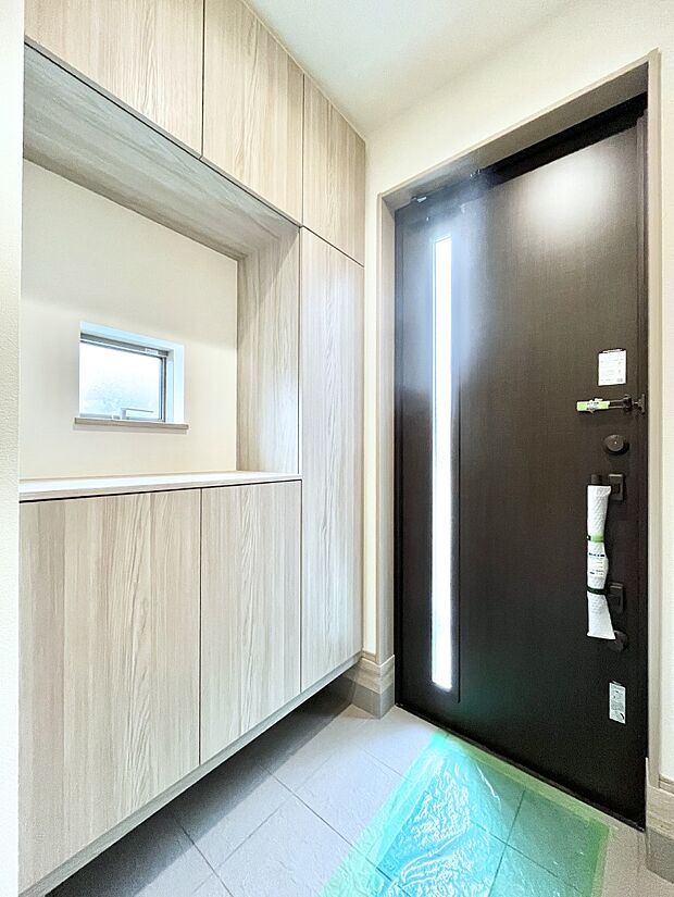 ~Entrance~ 家の中でお客様を迎える最初の場所である玄関は、家の印象そのものです!豊富な玄関収納で、常に綺麗に保つことが出来ます♪玄関にはたっぷり収納の下駄箱を完備!