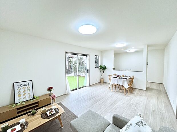 ~Living~ 飽きの来ないシンプルでおしゃれなLDK。大きな窓から日差しが差し込むので室内も明るく、家族の憩いの場としてピッタリです。開放感と日当たりの良さを是非ご覧ください!